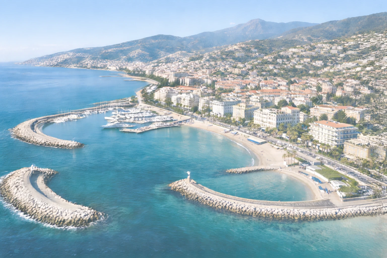 Vista strategica di Sanremo tra città, mare e strutture alberghiere