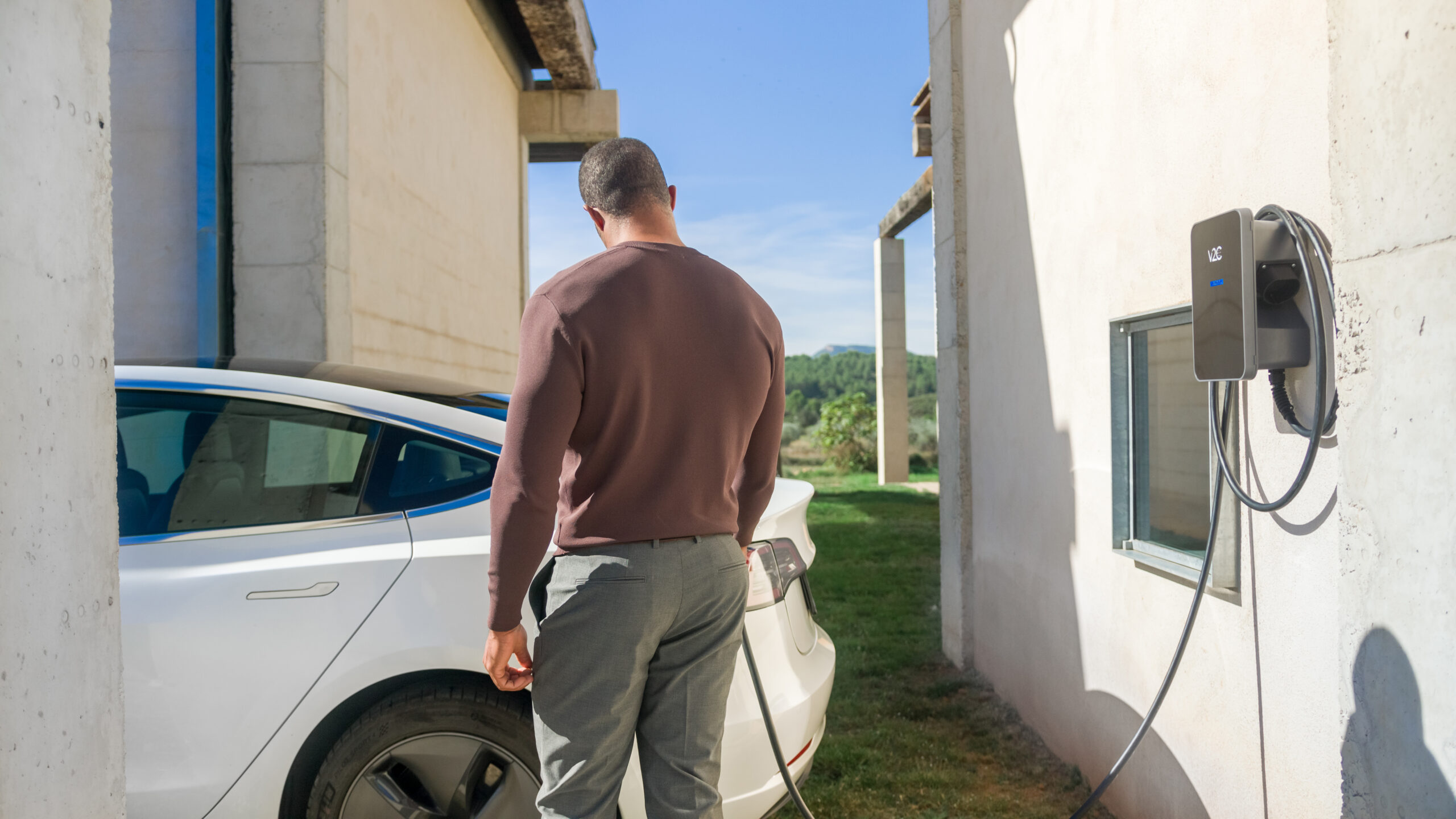 Tre wallbox V2C Trydan installate in un garage condominiale, pronte per la ricarica solare