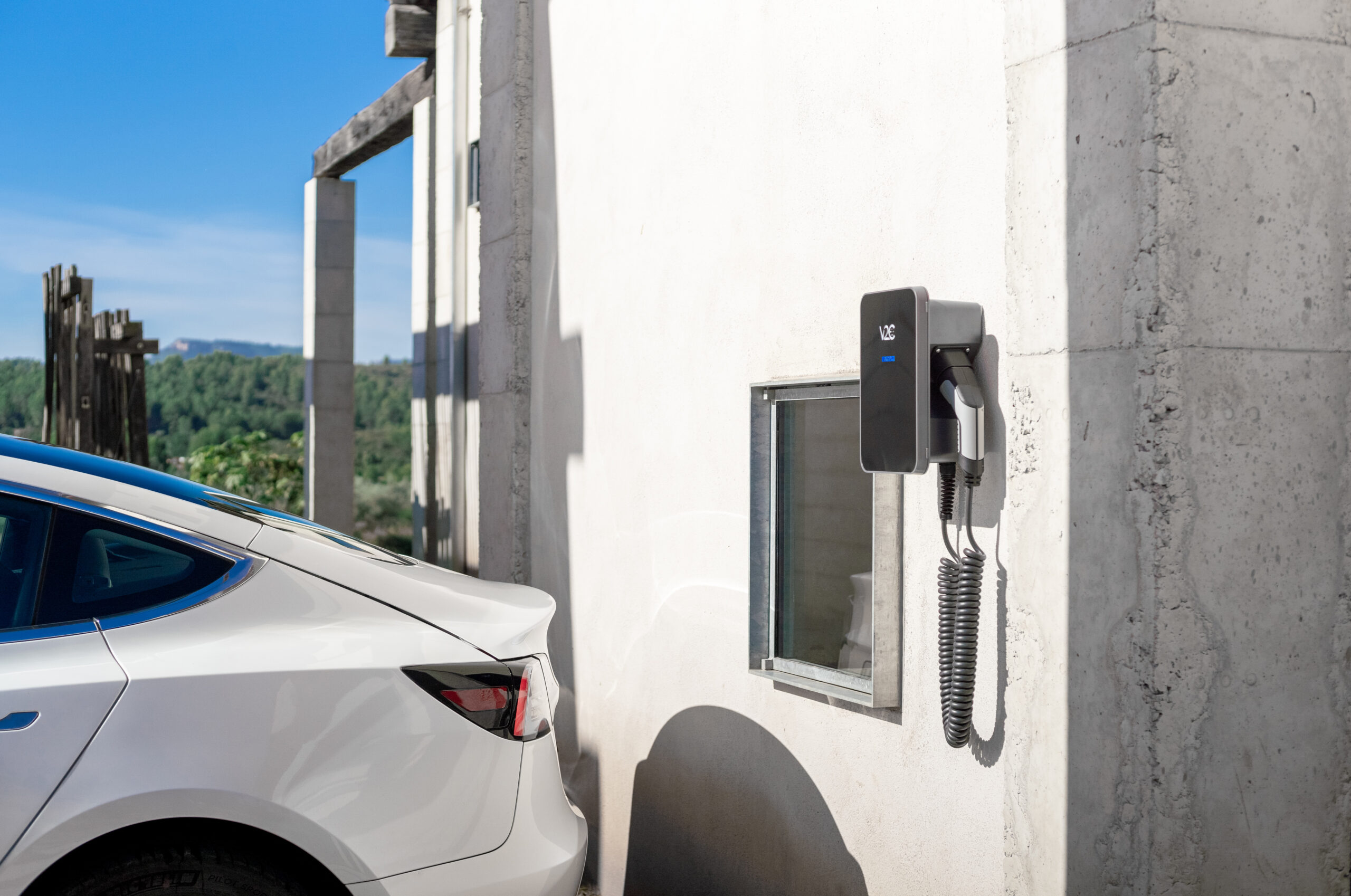 V2C Trydan in garage con auto elettrica