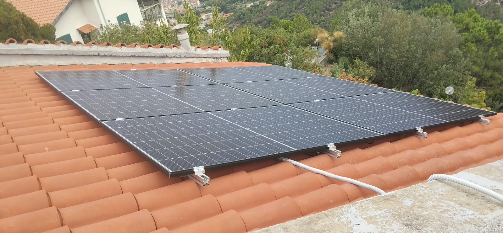 Moduli fotovoltaici installati da Green Mood Italia su un tetto in tegole