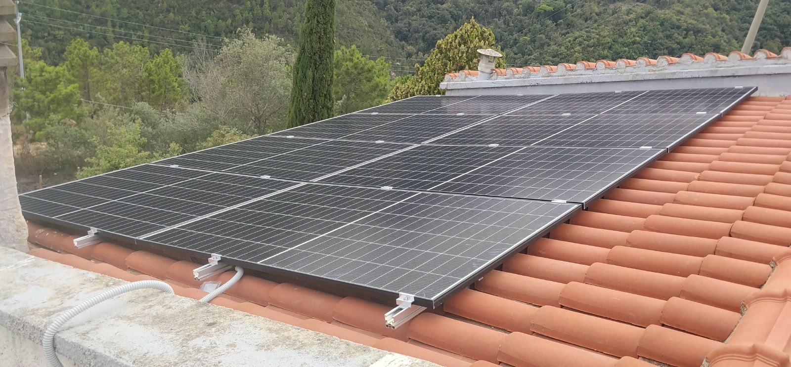 Campo fotovoltaico su tetto in tegole installato da Green Mood Italia, seconda vista