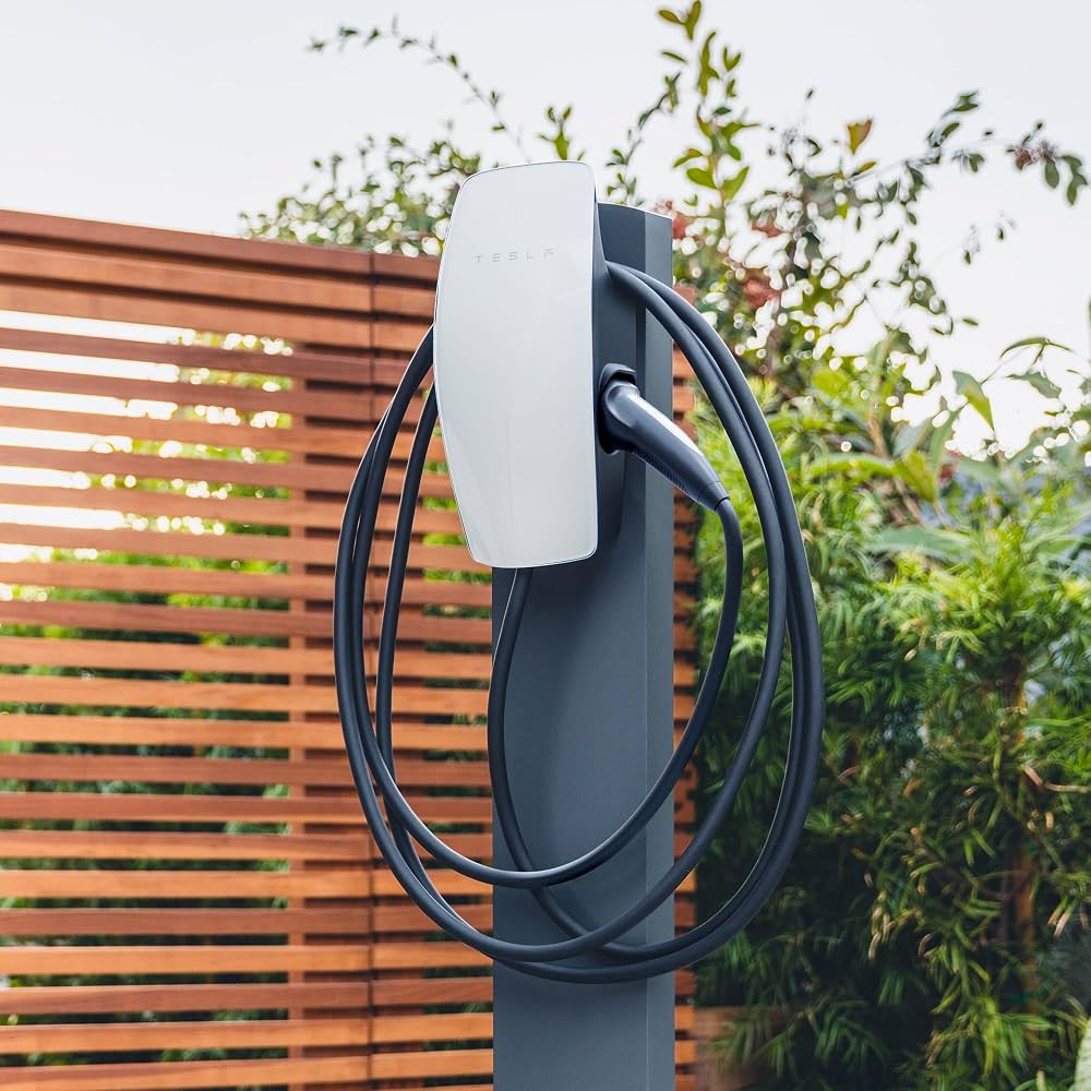 Tesla Wall Connector installato su piedistallo