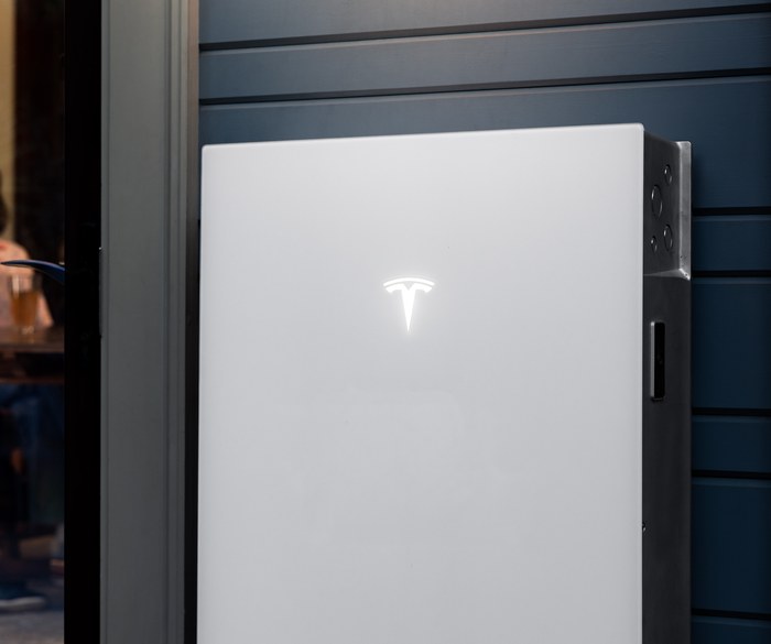 Tesla Powerwall 3 installato a parete esterna di un'abitazione