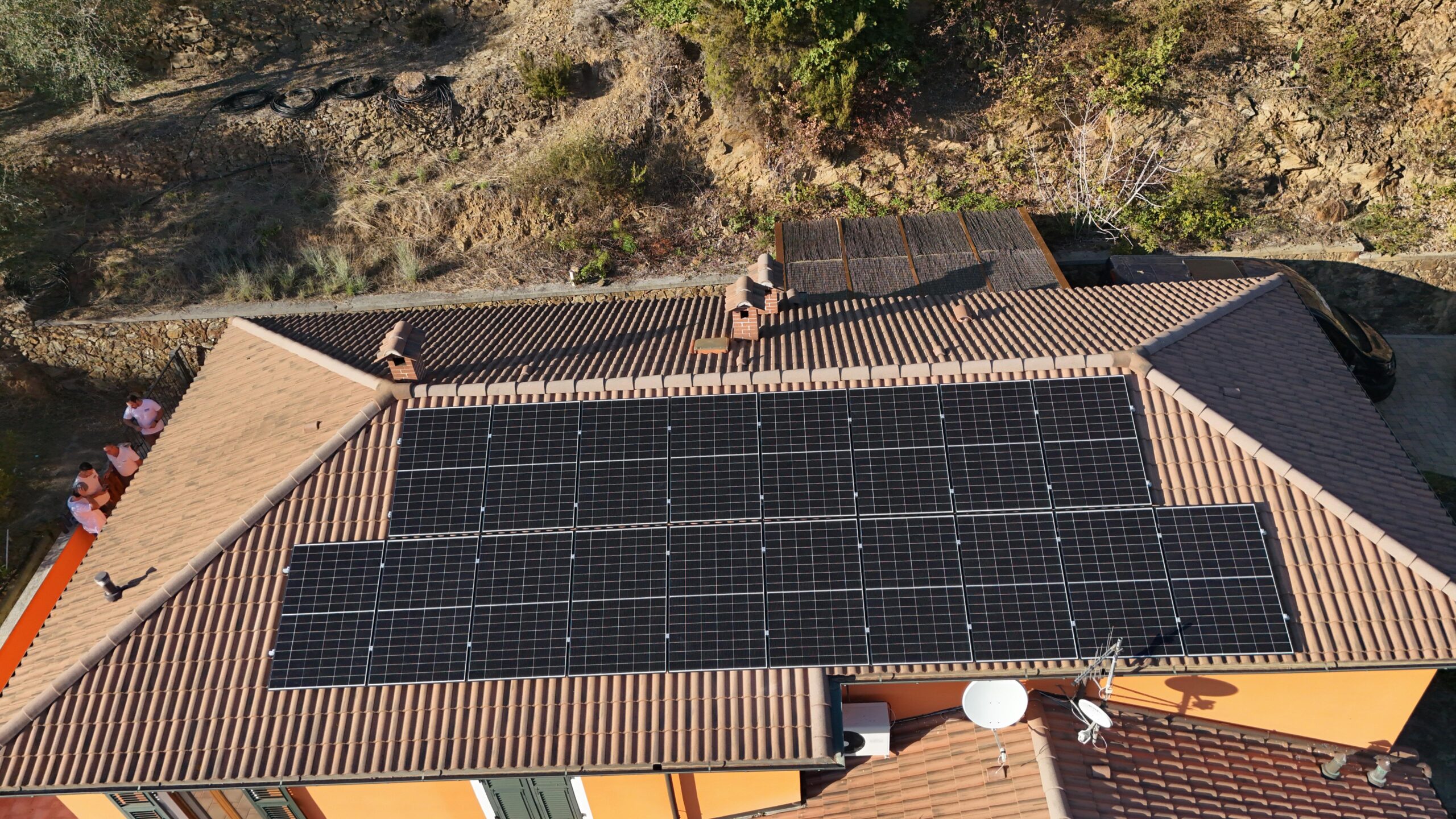 Posa dei 18 moduli fotovoltaici dell'impianto da 8,28 kWp realizzato a Quiliano (SV) il 13 ottobre 2026